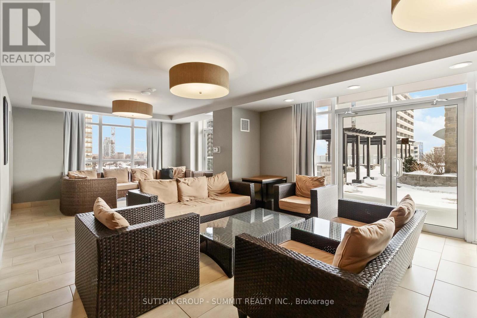 816 - 551 Maple Avenue, Burlington, ON - Indoor Photo Showing Living Room