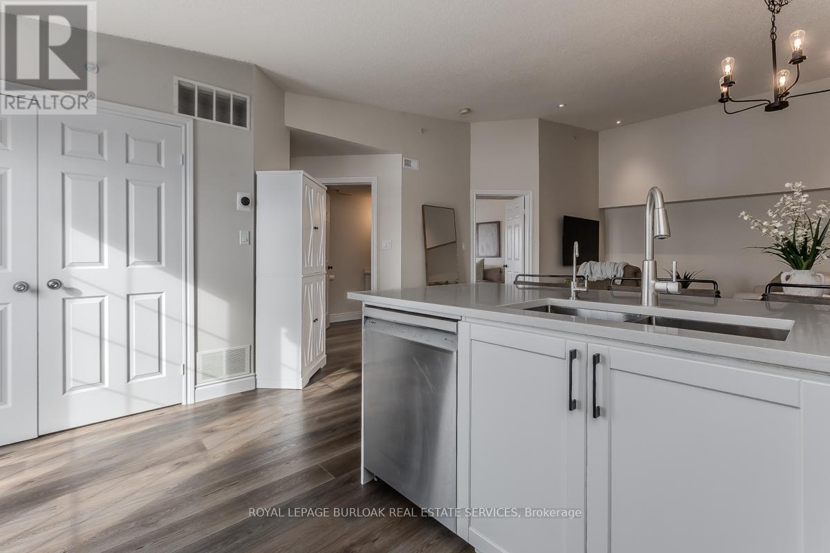 401 - 1450 Bishops Gate, Oakville, ON - Indoor Photo Showing Kitchen