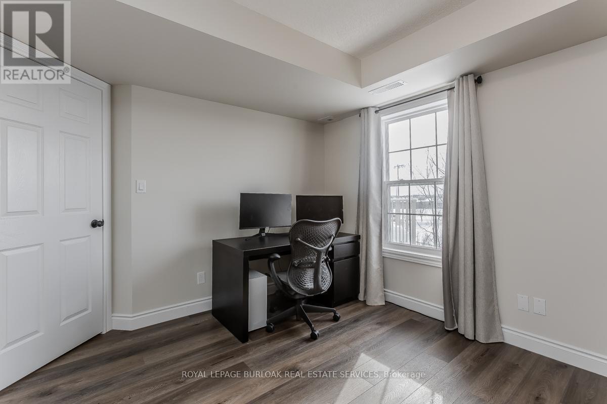 401 - 1450 Bishops Gate, Oakville, ON - Indoor Photo Showing Office