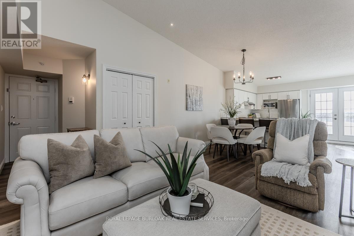 401 - 1450 Bishops Gate, Oakville, ON - Indoor Photo Showing Living Room