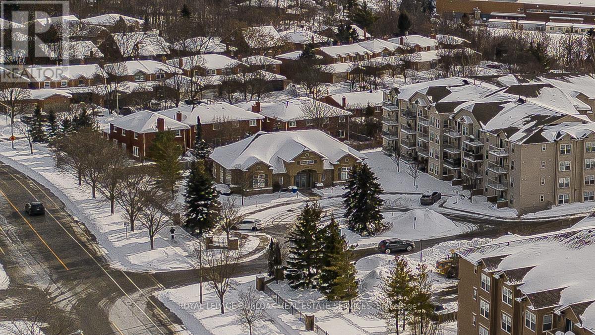 401 - 1450 Bishops Gate, Oakville, ON - Outdoor