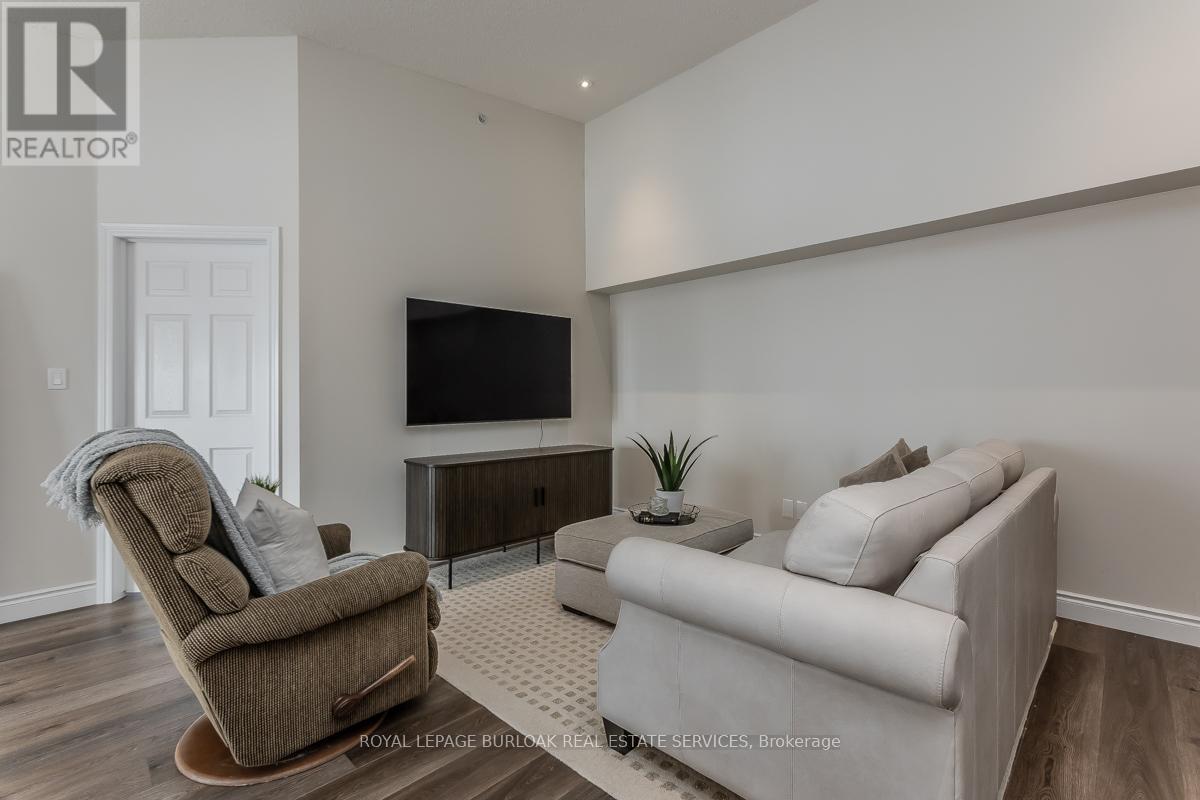 401 - 1450 Bishops Gate, Oakville, ON - Indoor
