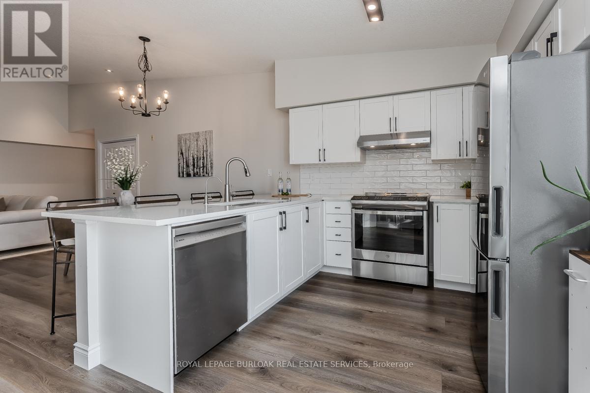 401 - 1450 Bishops Gate, Oakville, ON - Indoor Photo Showing Kitchen With Stainless Steel Kitchen With Upgraded Kitchen