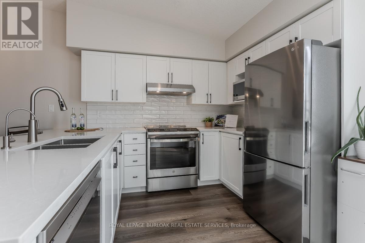 401 - 1450 Bishops Gate, Oakville, ON - Indoor Photo Showing Kitchen With Stainless Steel Kitchen With Double Sink With Upgraded Kitchen