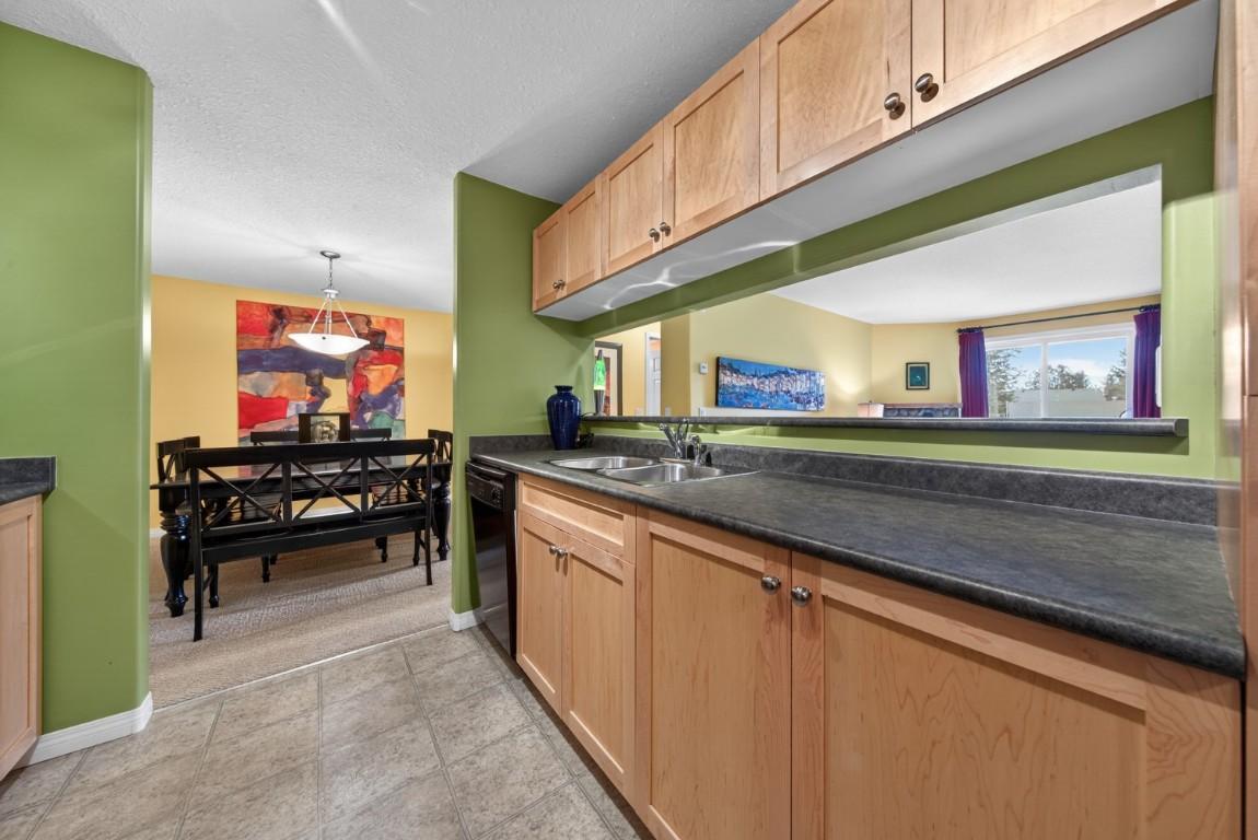 205-4767 Forsters Landing Road, Radium Hot Springs, BC - Indoor Photo Showing Kitchen With Double Sink