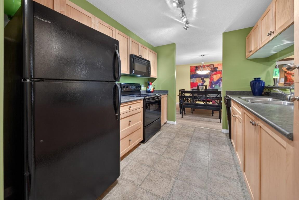 205-4767 Forsters Landing Road, Radium Hot Springs, BC - Indoor Photo Showing Kitchen With Double Sink