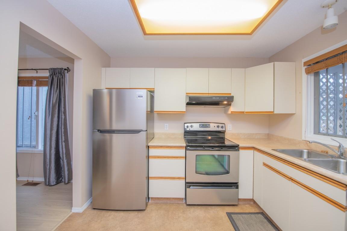 56-3900 27 Avenue, Vernon, BC - Indoor Photo Showing Kitchen With Double Sink