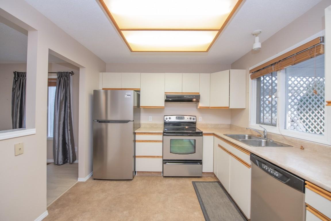 56-3900 27 Avenue, Vernon, BC - Indoor Photo Showing Kitchen With Double Sink