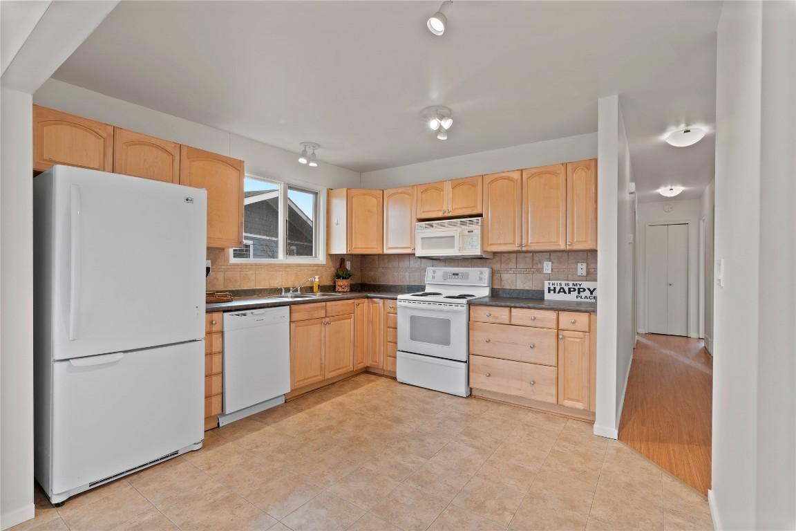 1736 Leighton Place, Kamloops, BC - Indoor Photo Showing Kitchen