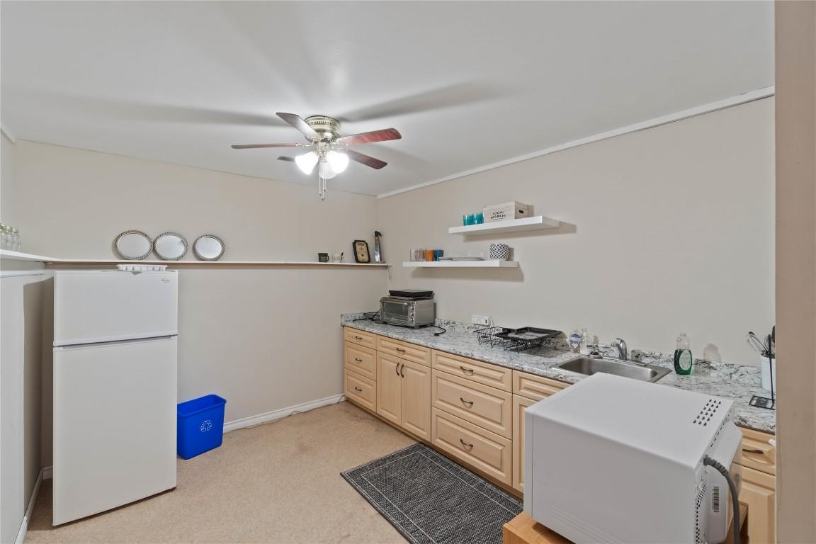 1736 Leighton Place, Kamloops, BC - Indoor Photo Showing Laundry Room