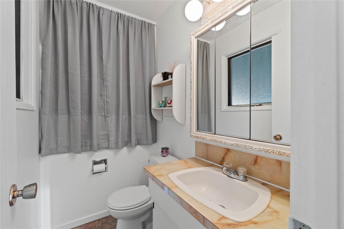 1736 Leighton Place, Kamloops, BC - Indoor Photo Showing Bathroom