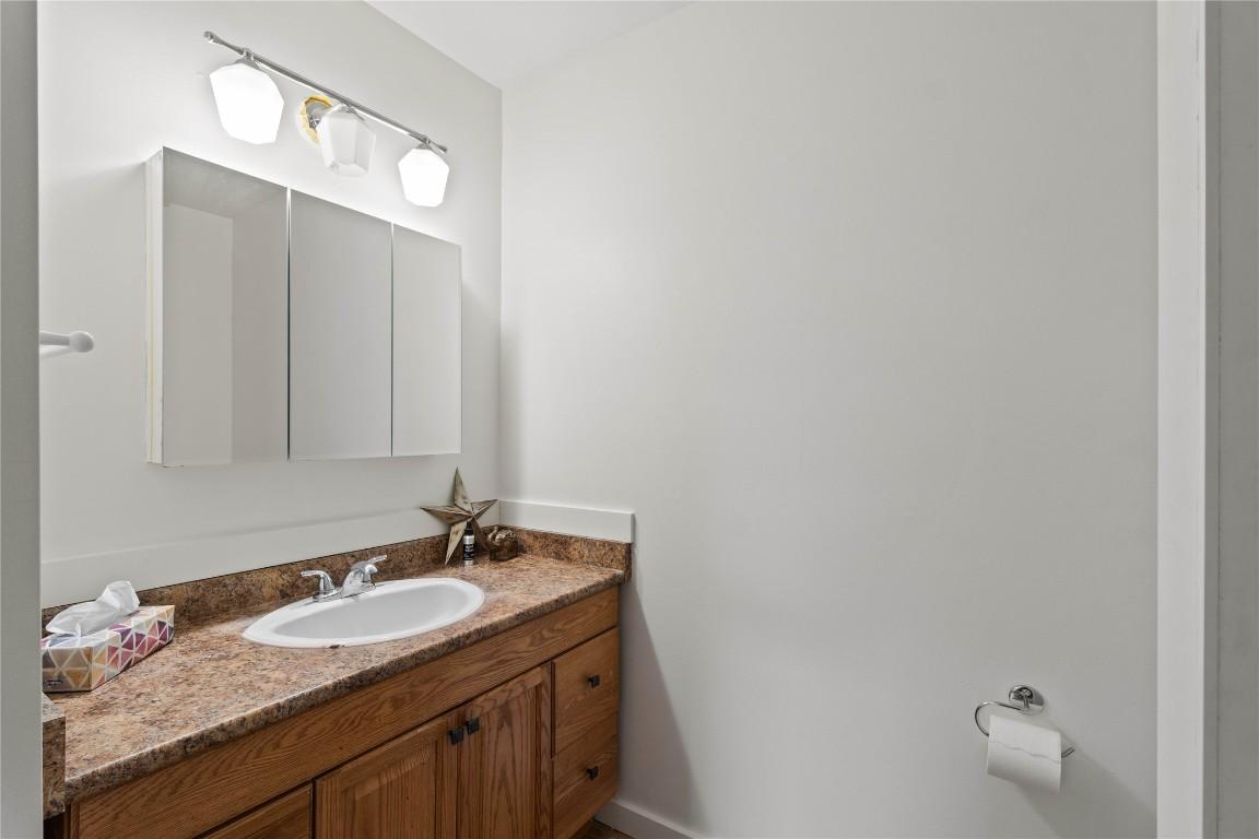 1736 Leighton Place, Kamloops, BC - Indoor Photo Showing Bathroom