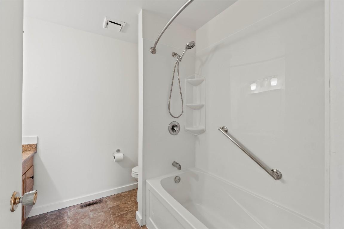 1736 Leighton Place, Kamloops, BC - Indoor Photo Showing Bathroom