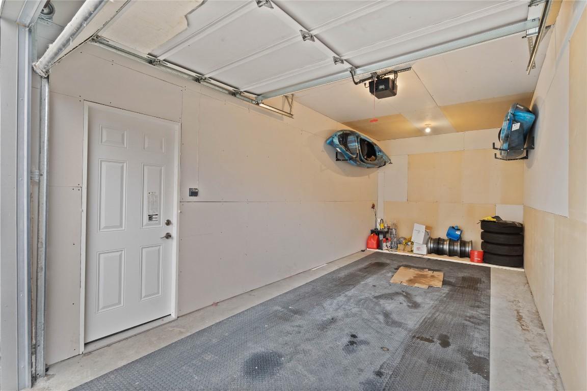 1736 Leighton Place, Kamloops, BC - Indoor Photo Showing Garage