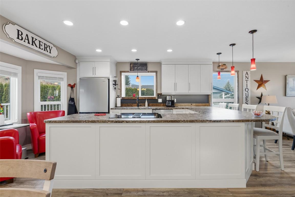 3324 Mcginnis Road, West Kelowna, BC - Indoor Photo Showing Kitchen