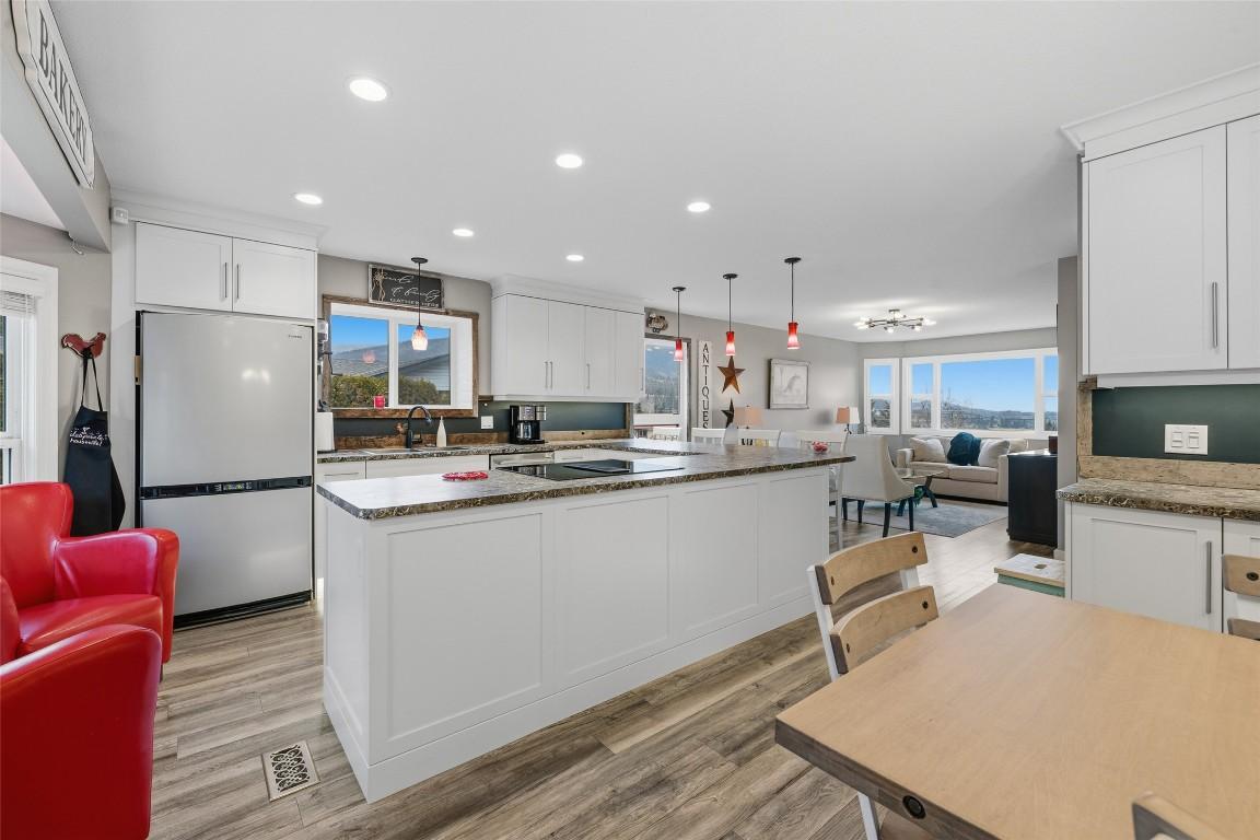 3324 Mcginnis Road, West Kelowna, BC - Indoor Photo Showing Kitchen With Upgraded Kitchen