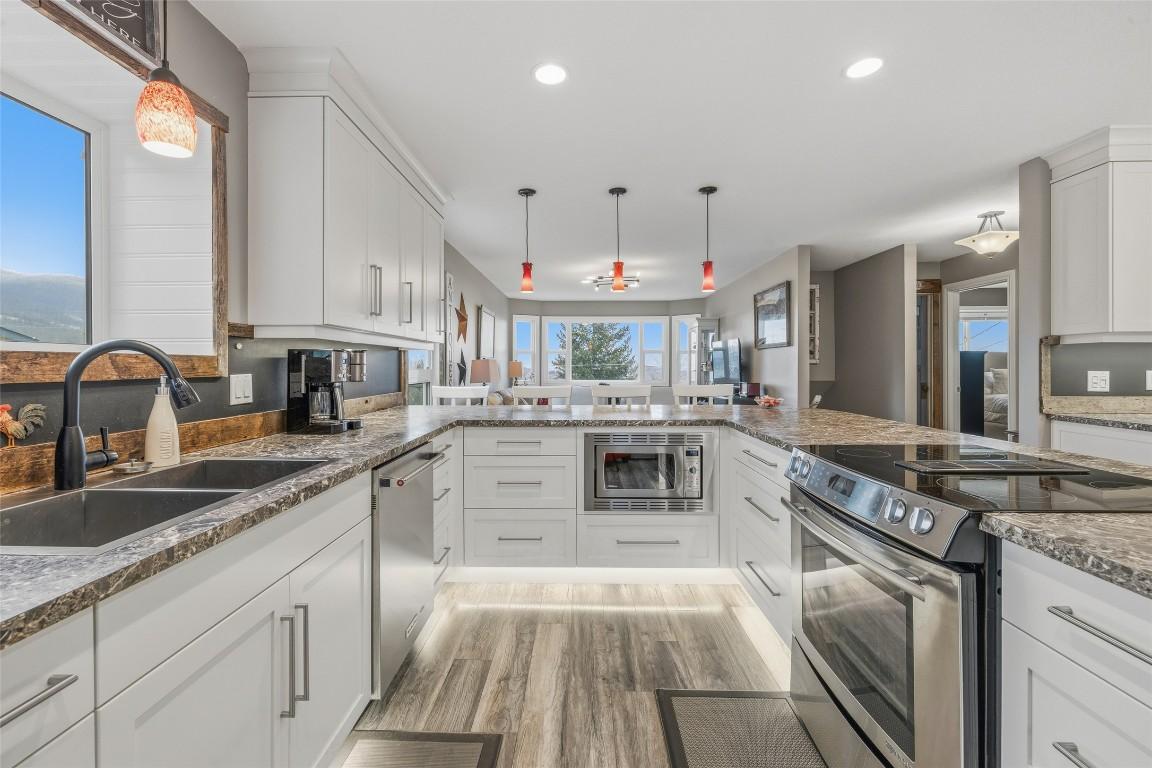 3324 Mcginnis Road, West Kelowna, BC - Indoor Photo Showing Kitchen With Double Sink With Upgraded Kitchen