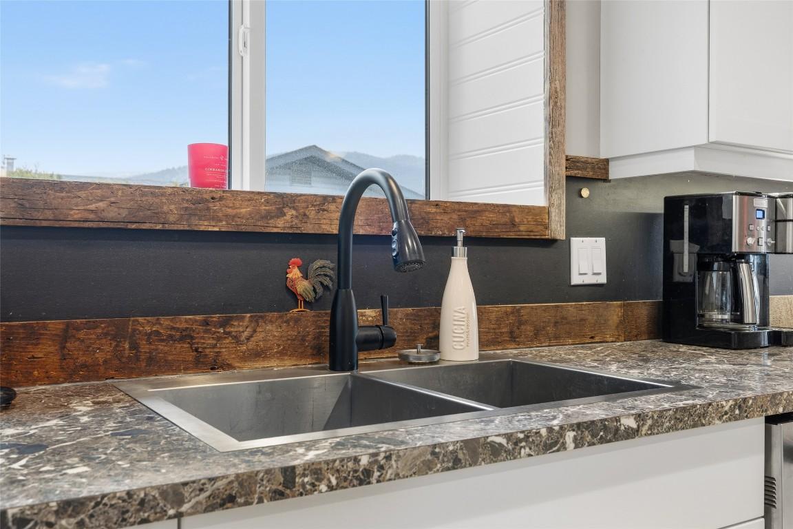 3324 Mcginnis Road, West Kelowna, BC - Indoor Photo Showing Kitchen With Double Sink