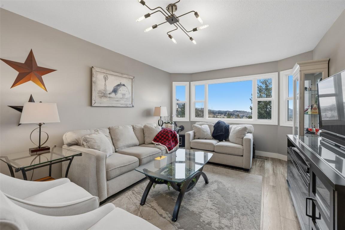 3324 Mcginnis Road, West Kelowna, BC - Indoor Photo Showing Living Room