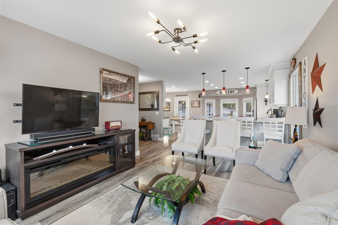 3324 Mcginnis Road, West Kelowna, BC - Indoor Photo Showing Living Room