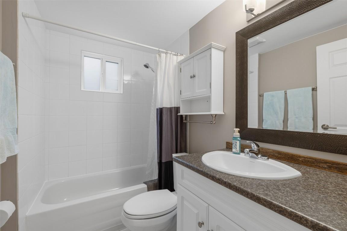 3324 Mcginnis Road, West Kelowna, BC - Indoor Photo Showing Bathroom