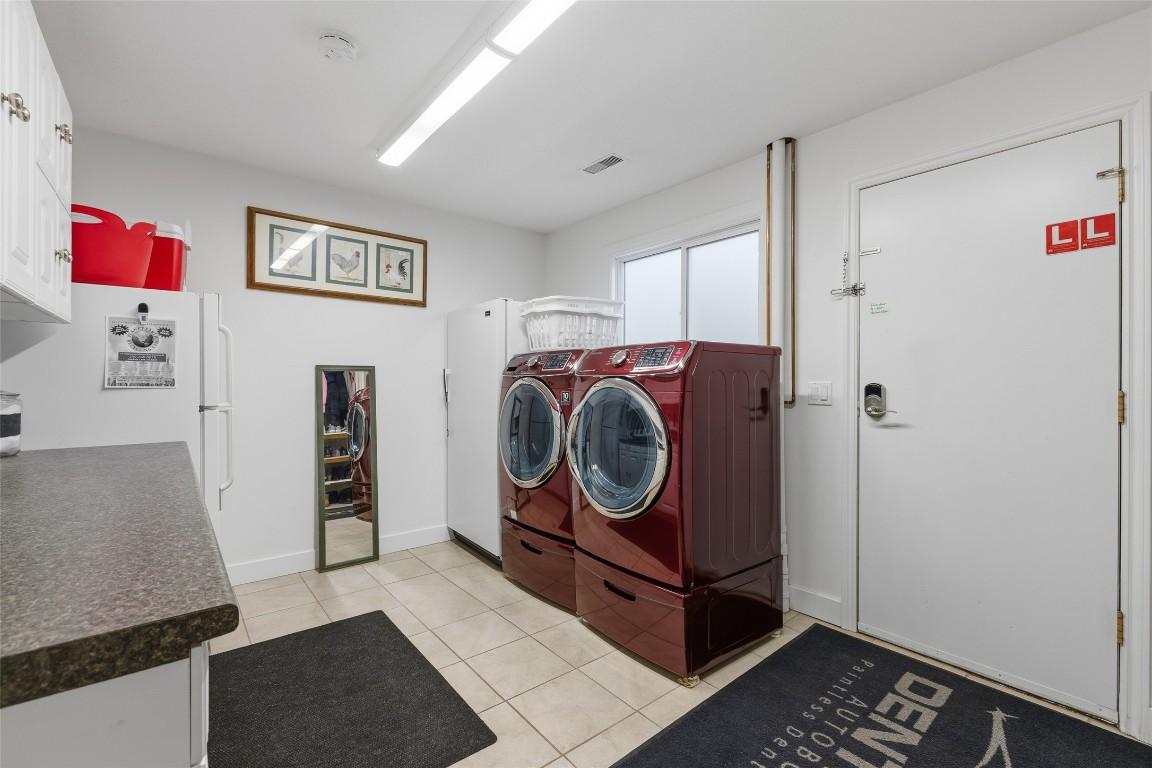 3324 Mcginnis Road, West Kelowna, BC - Indoor Photo Showing Laundry Room