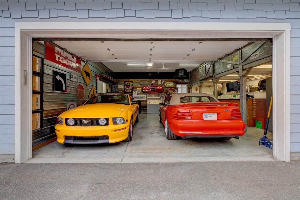 3324 Mcginnis Road, West Kelowna, BC - Indoor Photo Showing Garage