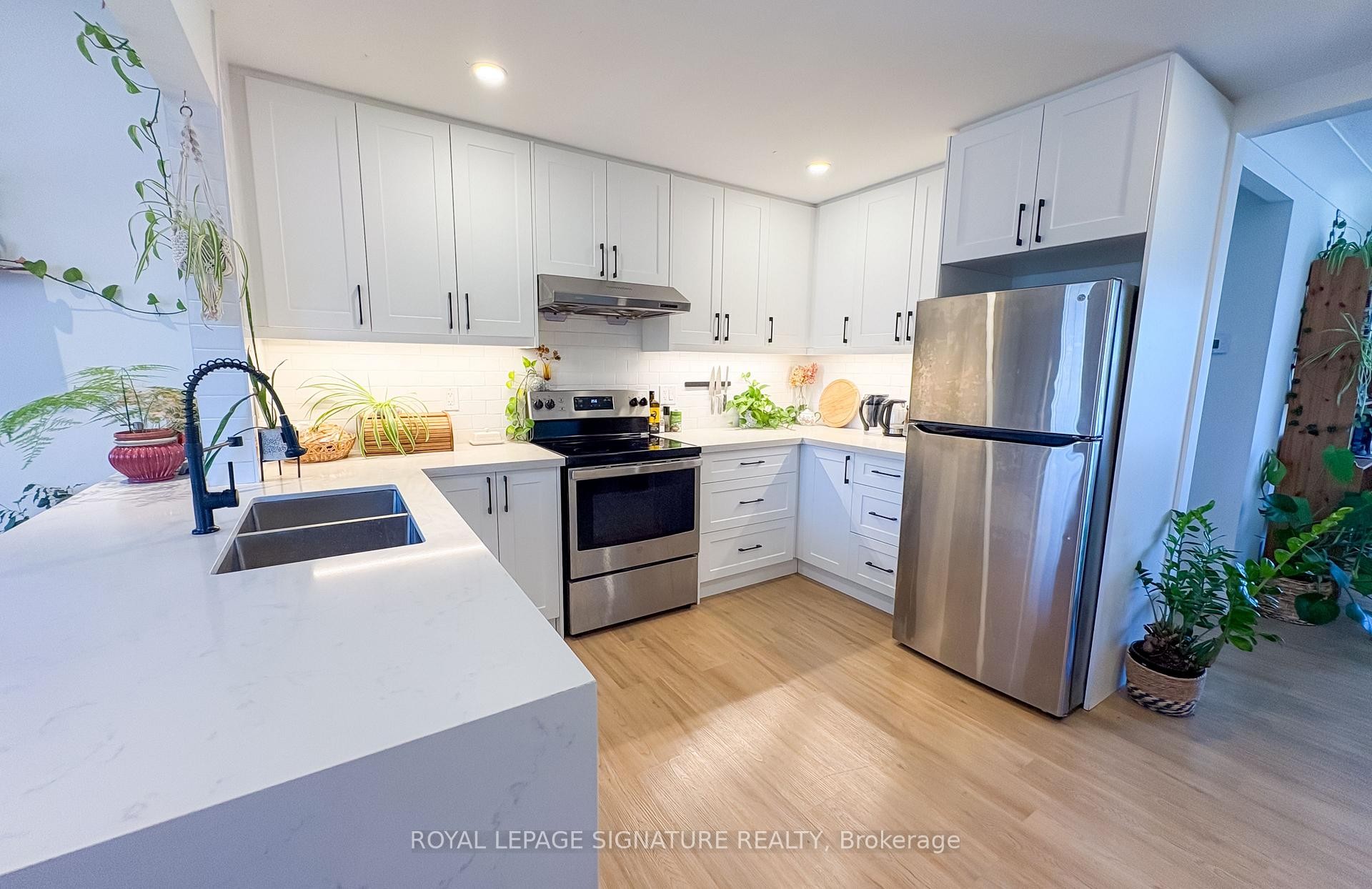 437 Upper Kenilworth Avenue, Hamilton, ON - Indoor Photo Showing Kitchen With Double Sink With Upgraded Kitchen