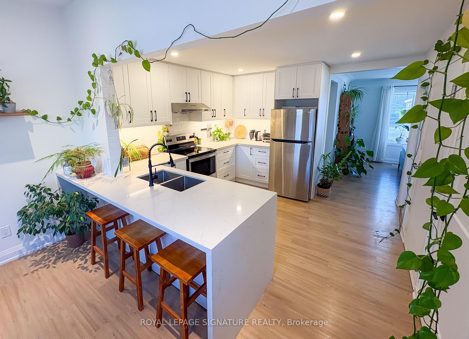 437 Upper Kenilworth Avenue, Hamilton, ON - Indoor Photo Showing Kitchen With Double Sink With Upgraded Kitchen