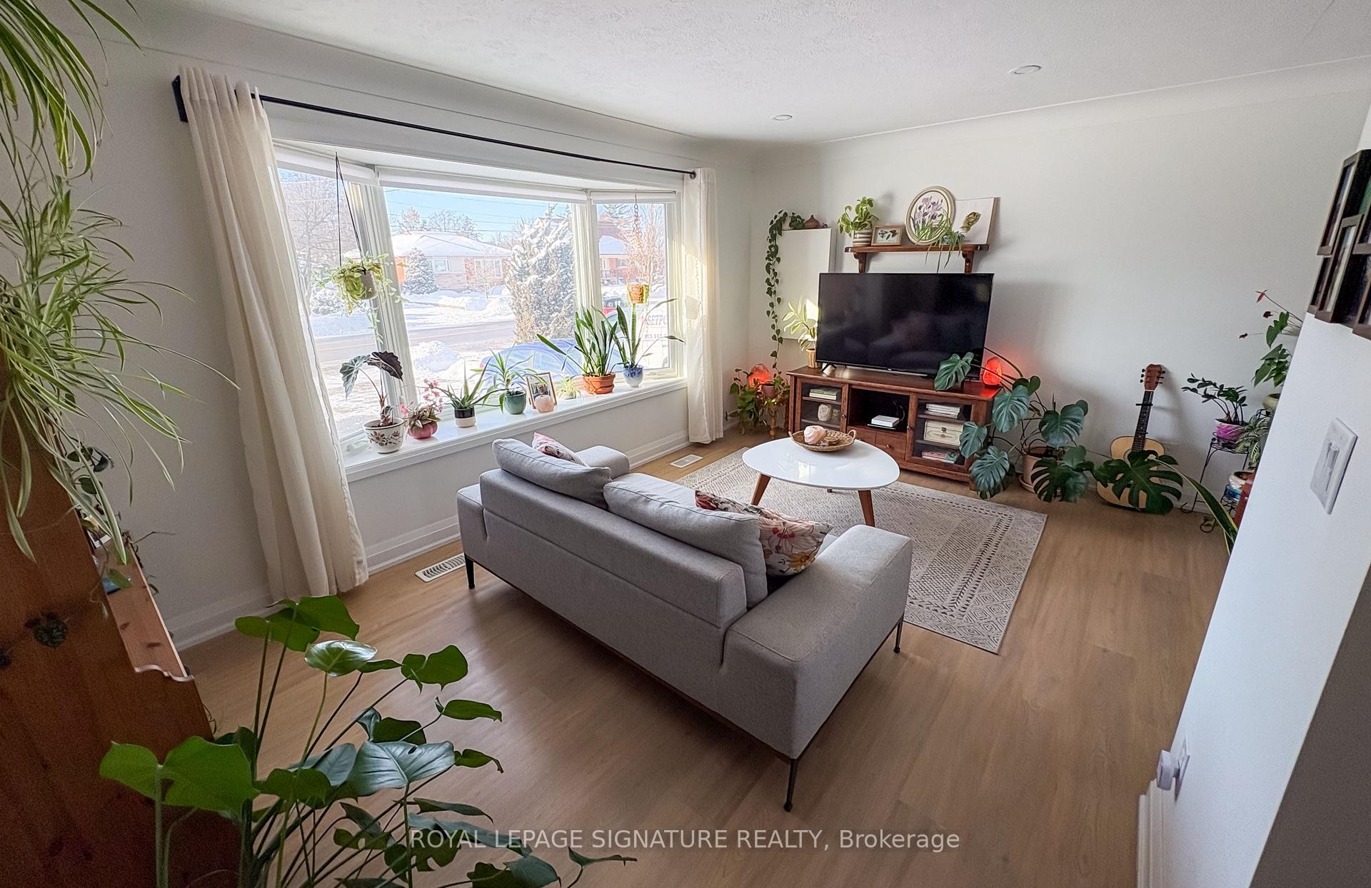 Main-437 Upper Kenilworth Avenue, Hamilton, ON - Indoor Photo Showing Living Room