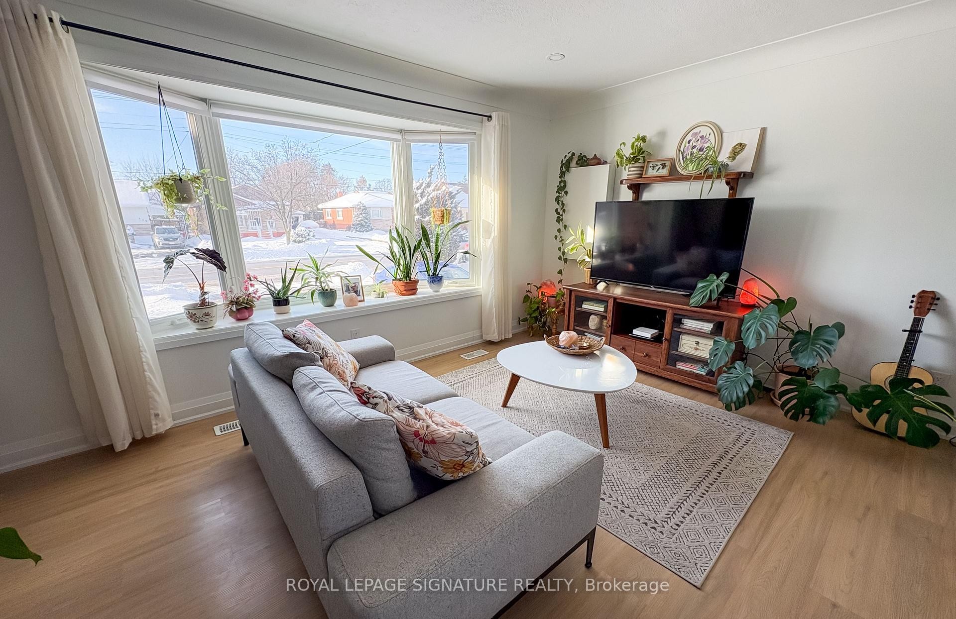 437 Upper Kenilworth Avenue, Hamilton, ON - Indoor Photo Showing Living Room