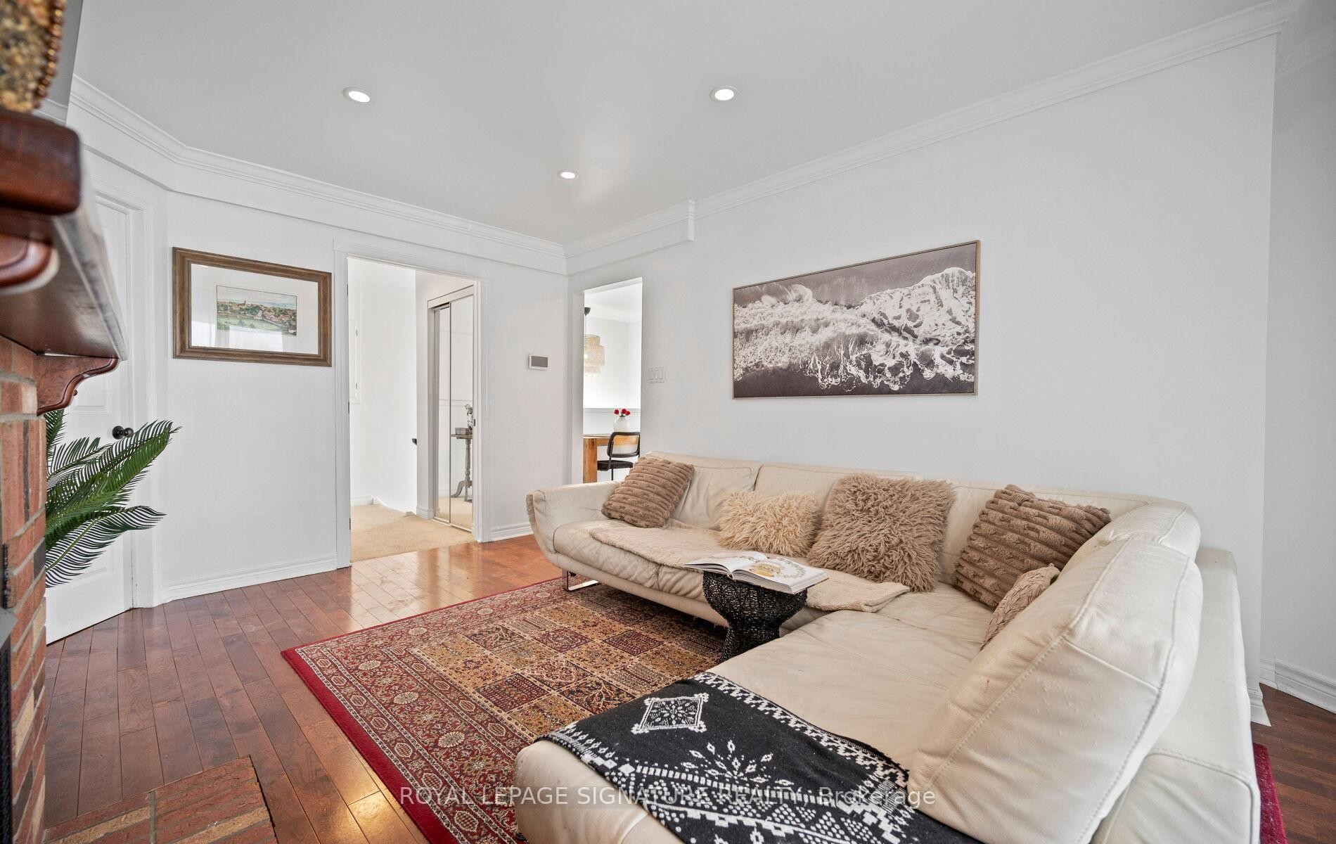 242-2110 Cleaver Avenue, Burlington, ON - Indoor Photo Showing Living Room