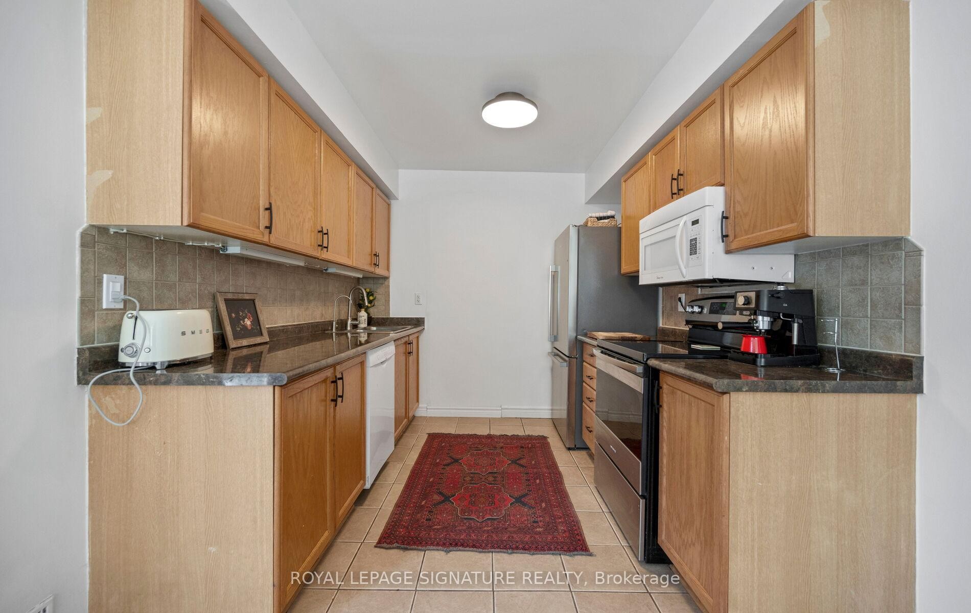242-2110 Cleaver Avenue, Burlington, ON - Indoor Photo Showing Kitchen