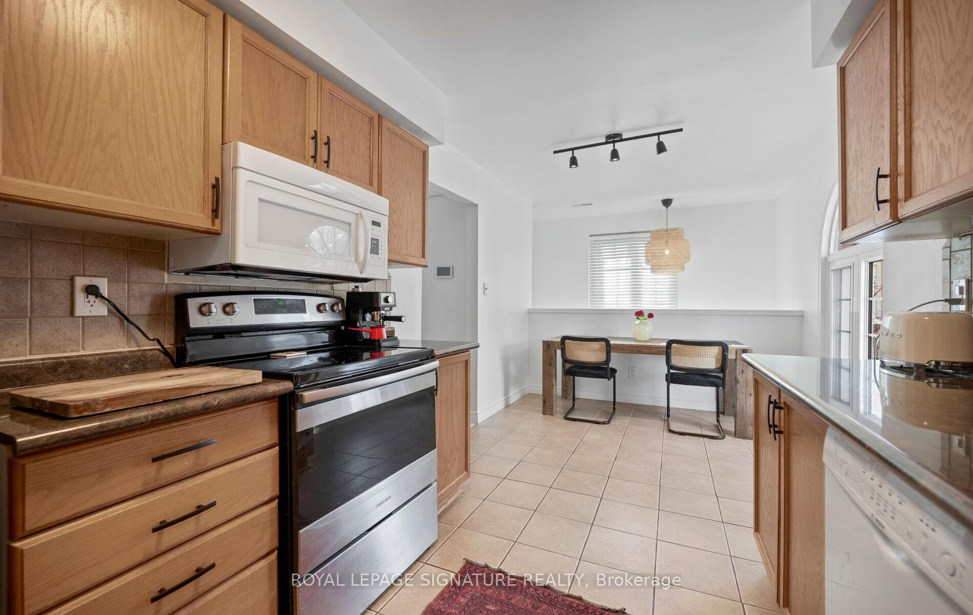 242-2110 Cleaver Avenue, Burlington, ON - Indoor Photo Showing Kitchen