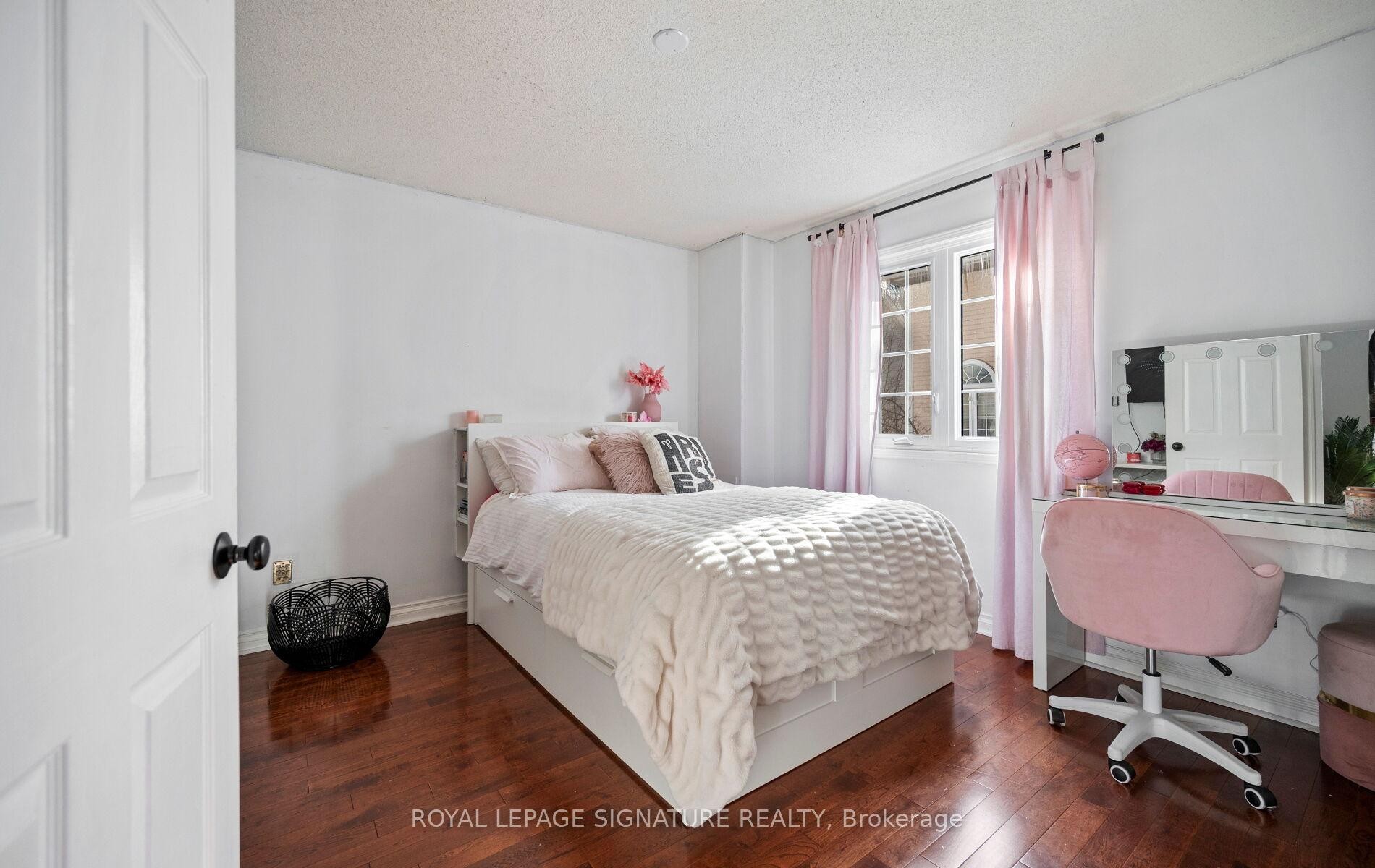 242-2110 Cleaver Avenue, Burlington, ON - Indoor Photo Showing Bedroom