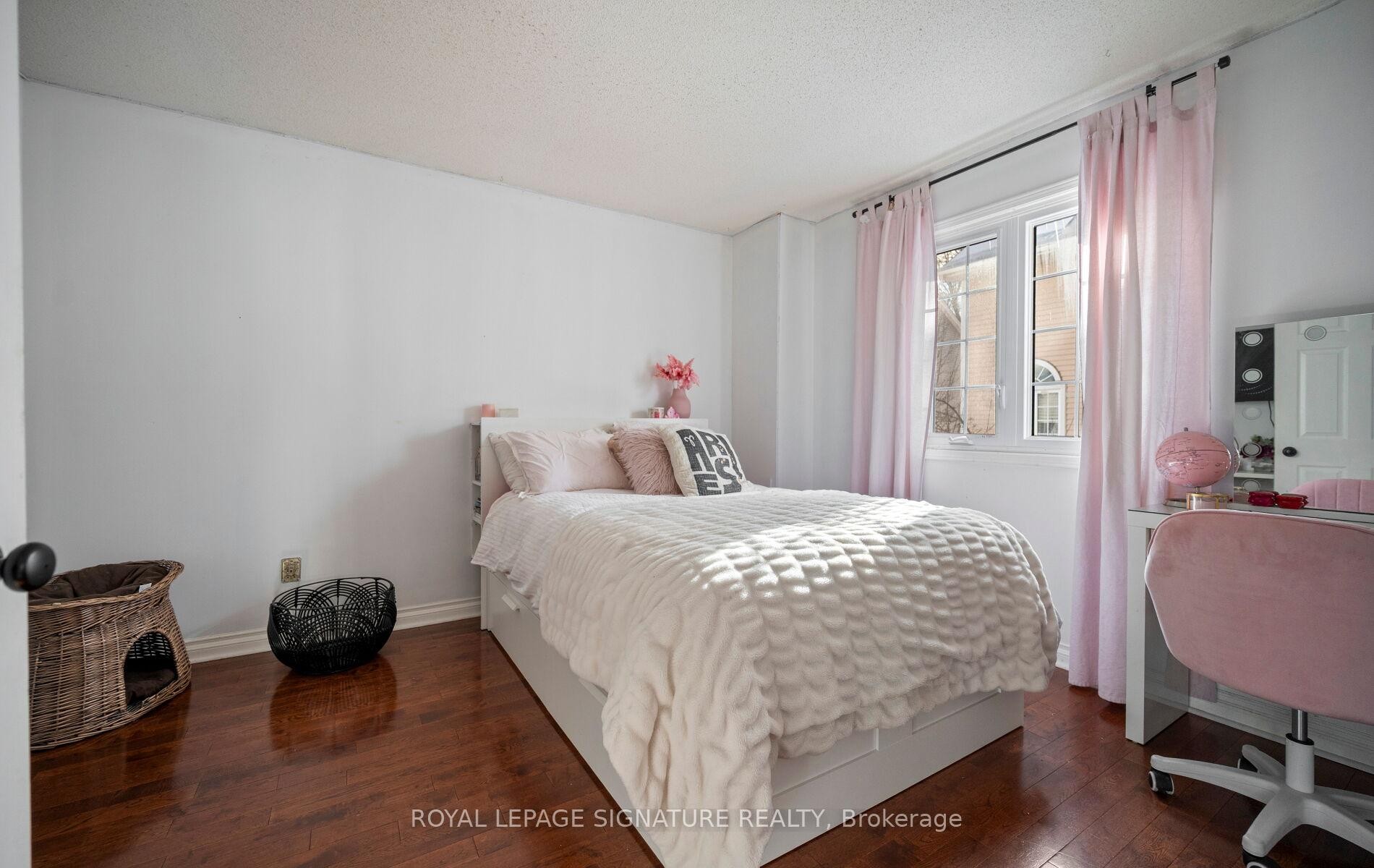242-2110 Cleaver Avenue, Burlington, ON - Indoor Photo Showing Bedroom