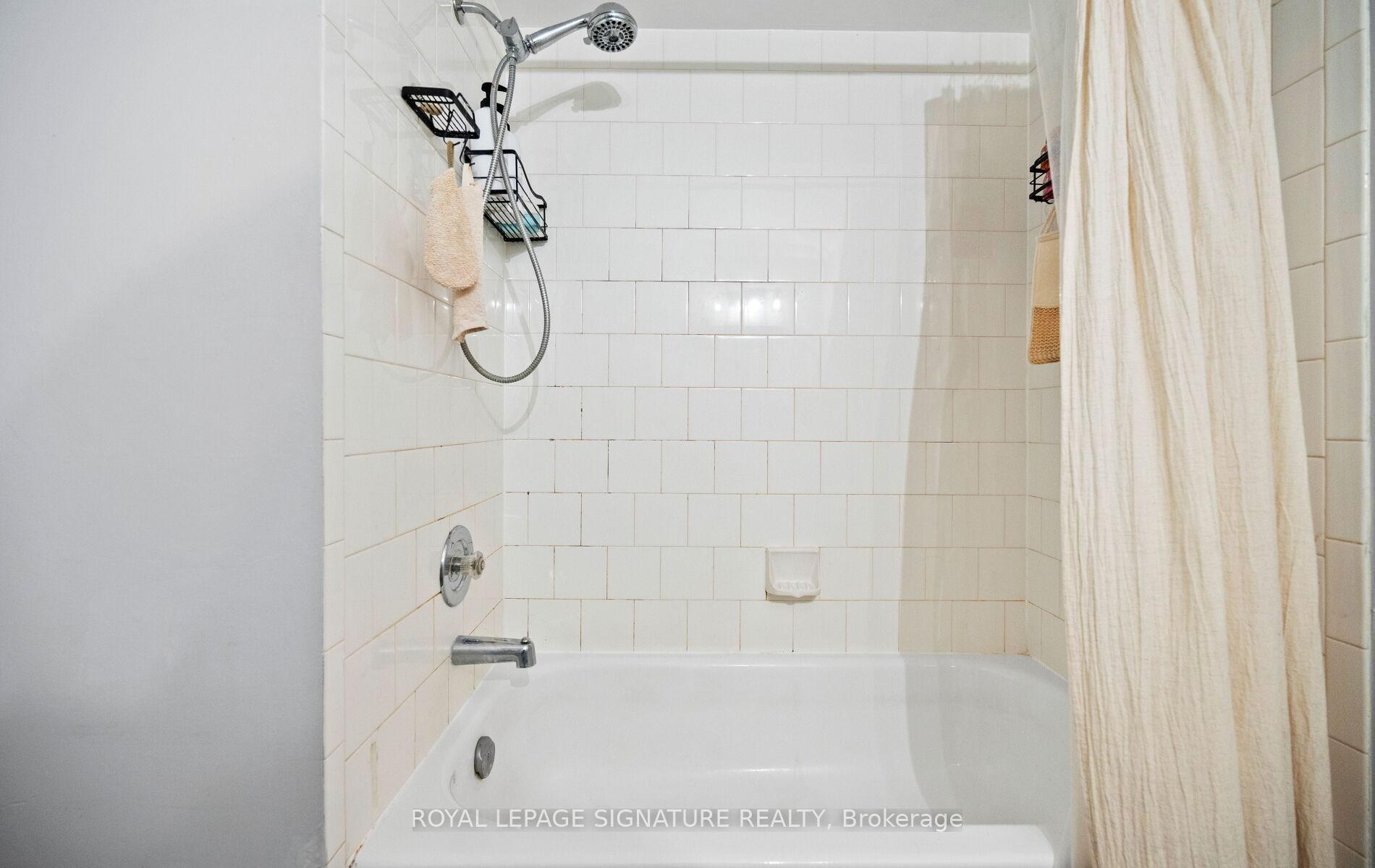 242-2110 Cleaver Avenue, Burlington, ON - Indoor Photo Showing Bathroom
