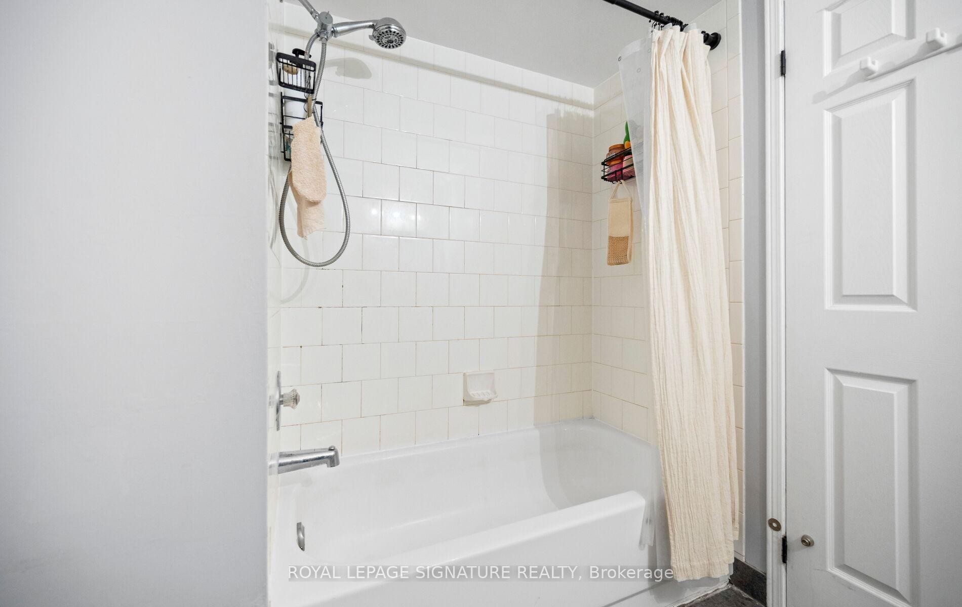 242-2110 Cleaver Avenue, Burlington, ON - Indoor Photo Showing Bathroom