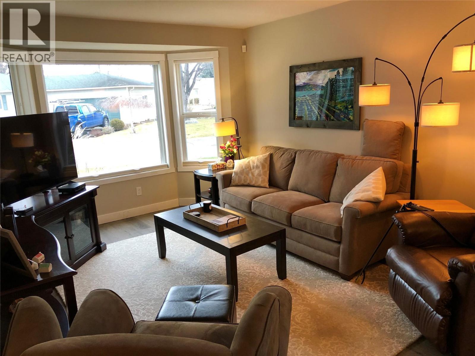 1255 Raymer Avenue Unit# 572, Kelowna, BC - Indoor Photo Showing Living Room