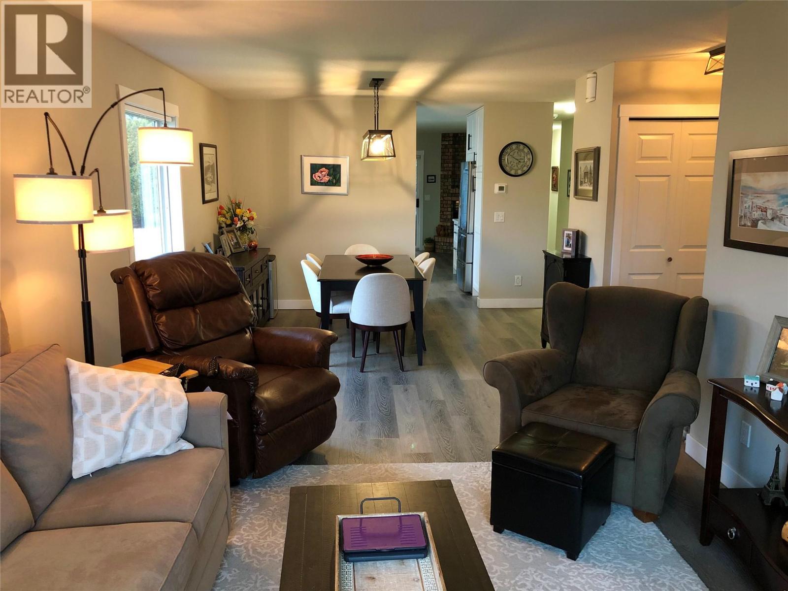 1255 Raymer Avenue Unit# 572, Kelowna, BC - Indoor Photo Showing Living Room
