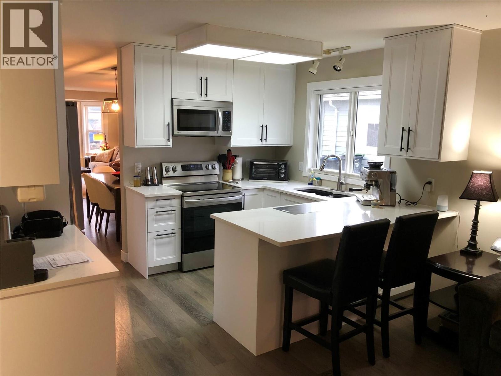 1255 Raymer Avenue Unit# 572, Kelowna, BC - Indoor Photo Showing Kitchen