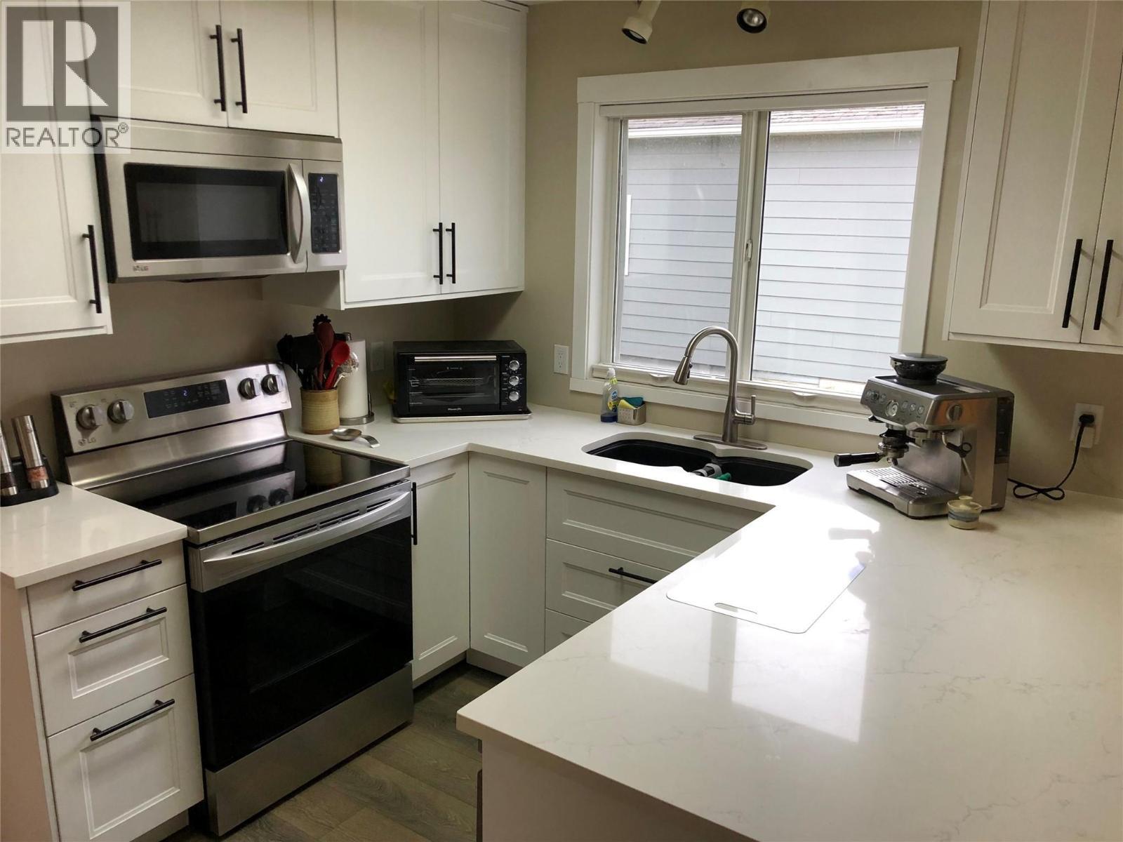 1255 Raymer Avenue Unit# 572, Kelowna, BC - Indoor Photo Showing Kitchen With Double Sink