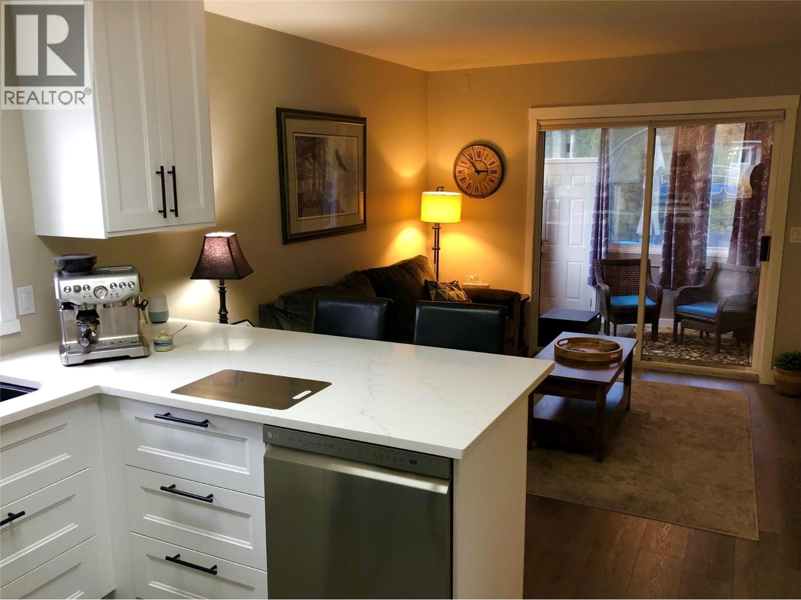 1255 Raymer Avenue Unit# 572, Kelowna, BC - Indoor Photo Showing Kitchen