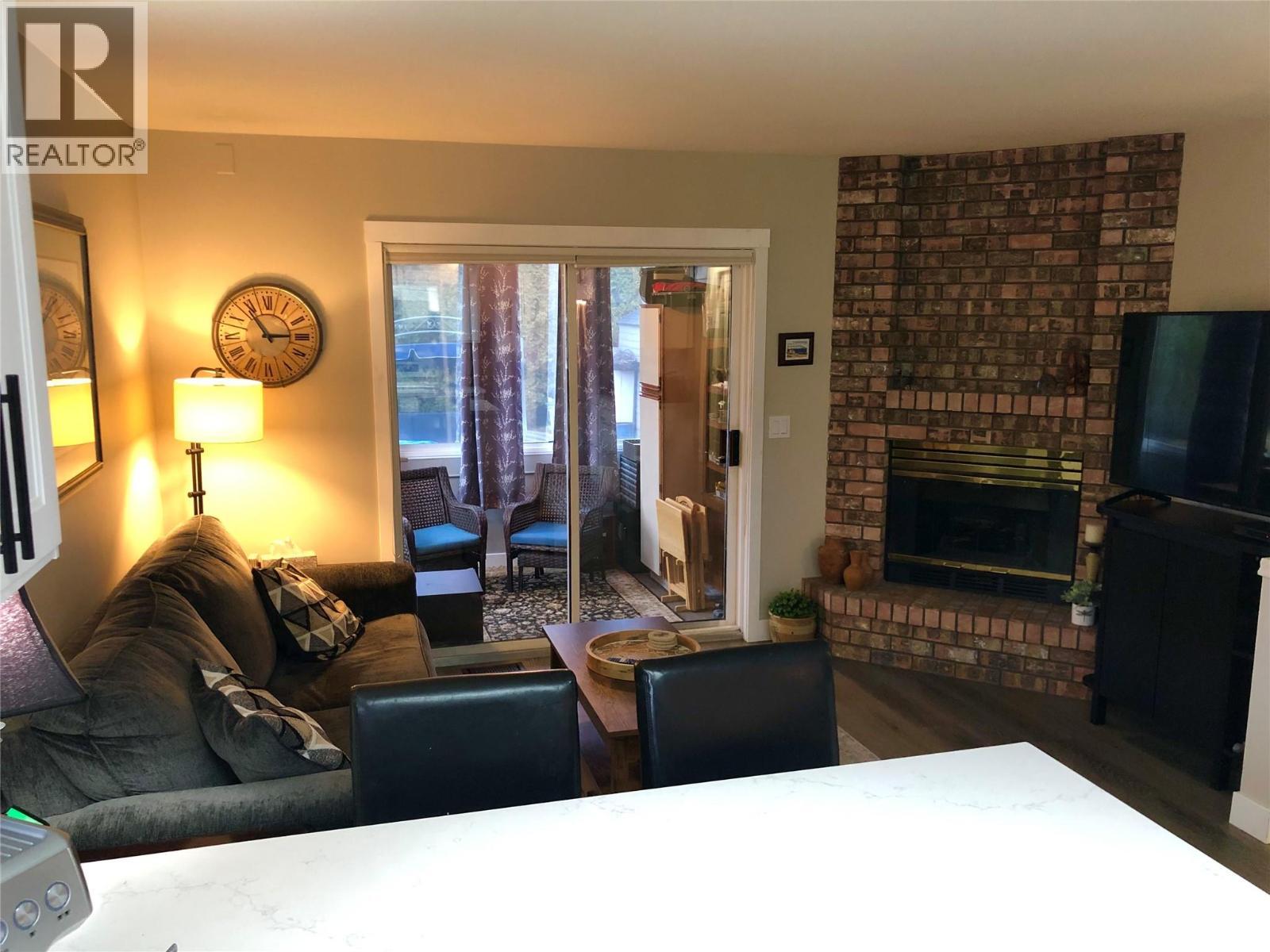 1255 Raymer Avenue Unit# 572, Kelowna, BC - Indoor Photo Showing Living Room With Fireplace