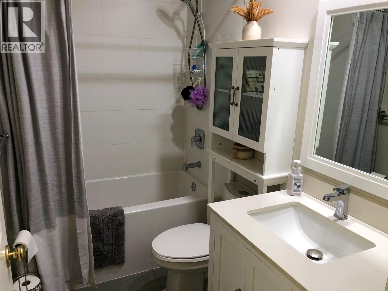 1255 Raymer Avenue Unit# 572, Kelowna, BC - Indoor Photo Showing Bathroom