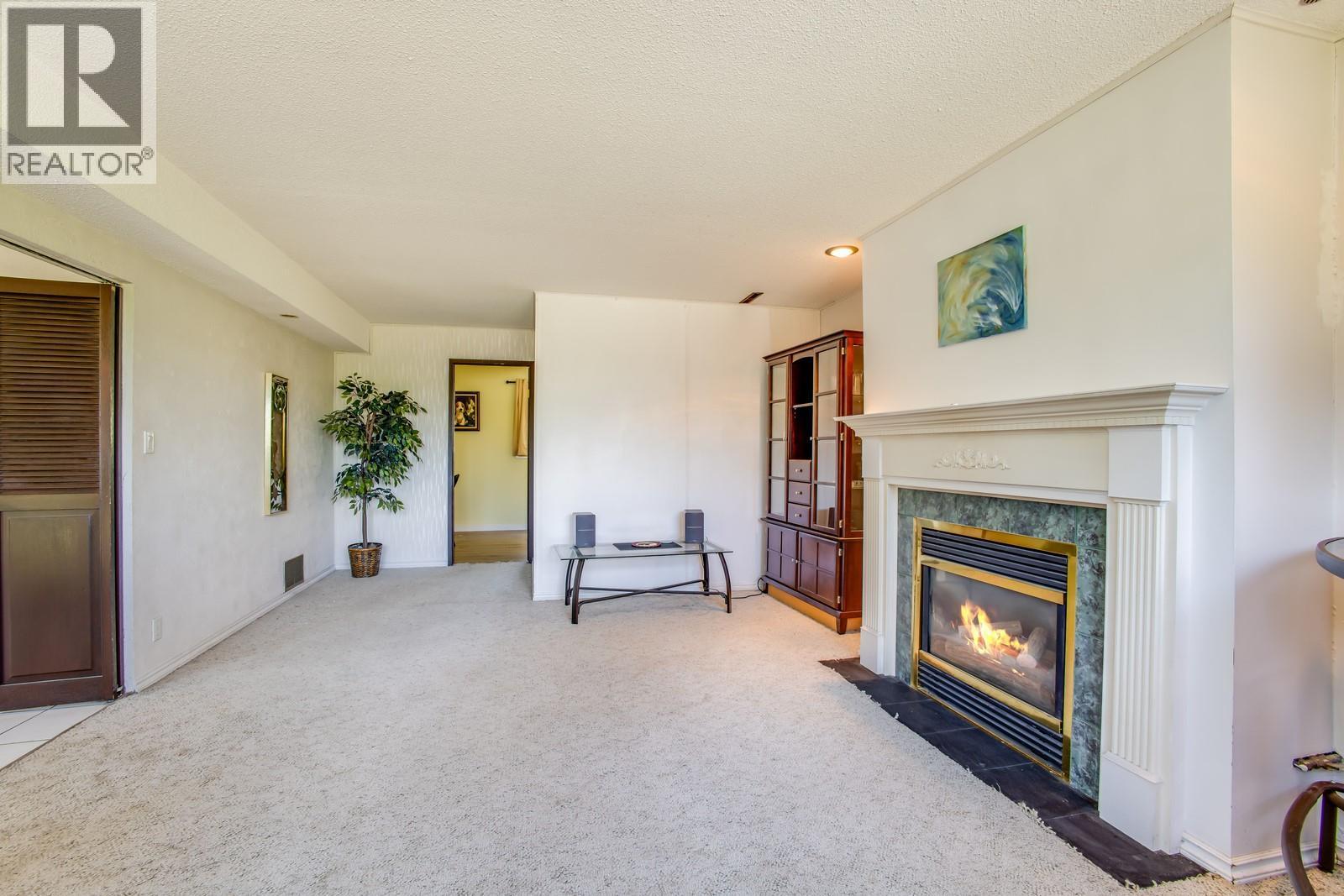 3088 Beverly Place, West Kelowna, BC - Indoor Photo Showing Living Room With Fireplace