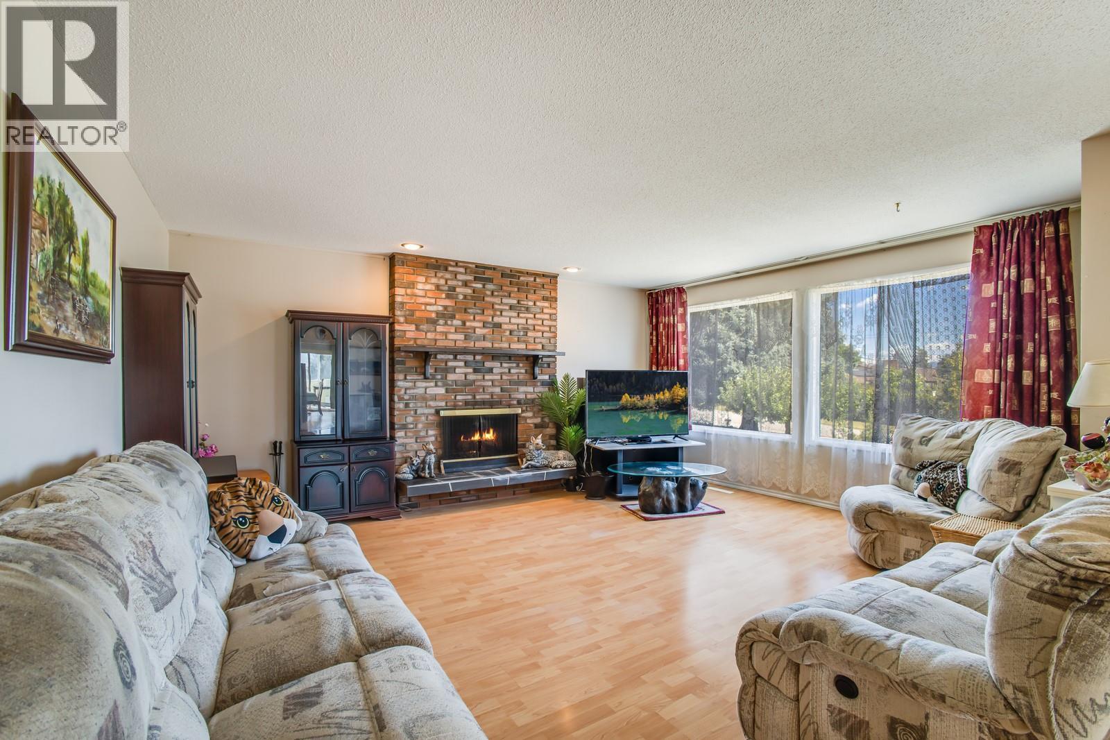 3088 Beverly Place, West Kelowna, BC - Indoor Photo Showing Living Room With Fireplace
