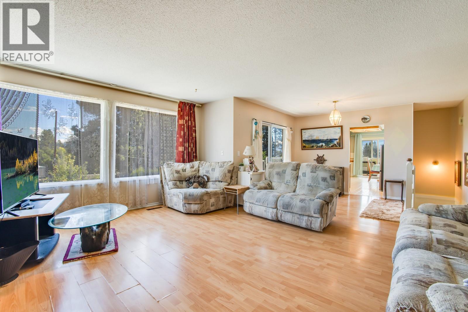 3088 Beverly Place, West Kelowna, BC - Indoor Photo Showing Living Room