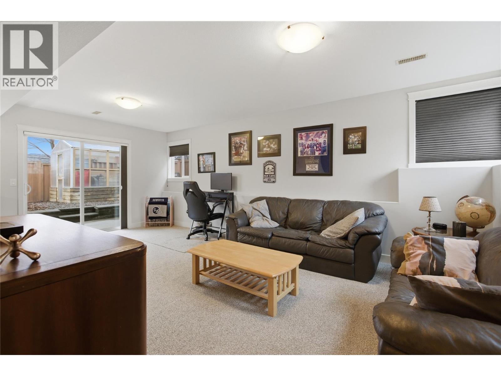 2150 Cantle Place, Kamloops, BC - Indoor Photo Showing Living Room