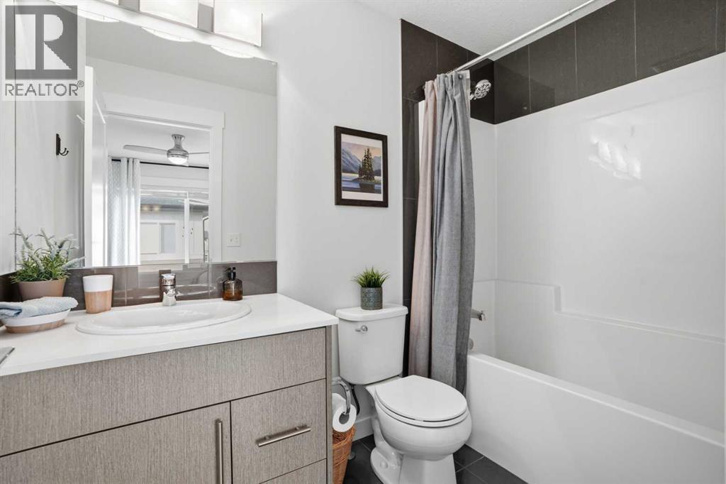 Second bedroom suite - 70, 111 Rainbow Falls Gate, Chestermere, AB - Indoor Photo Showing Bathroom